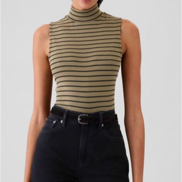 GAP Tops - Modern mockneck tank size M